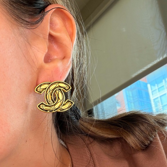 💛Vintage Chanel Gold Quilted CC Logo Statement Earrings✨ - Picture 12 of 13